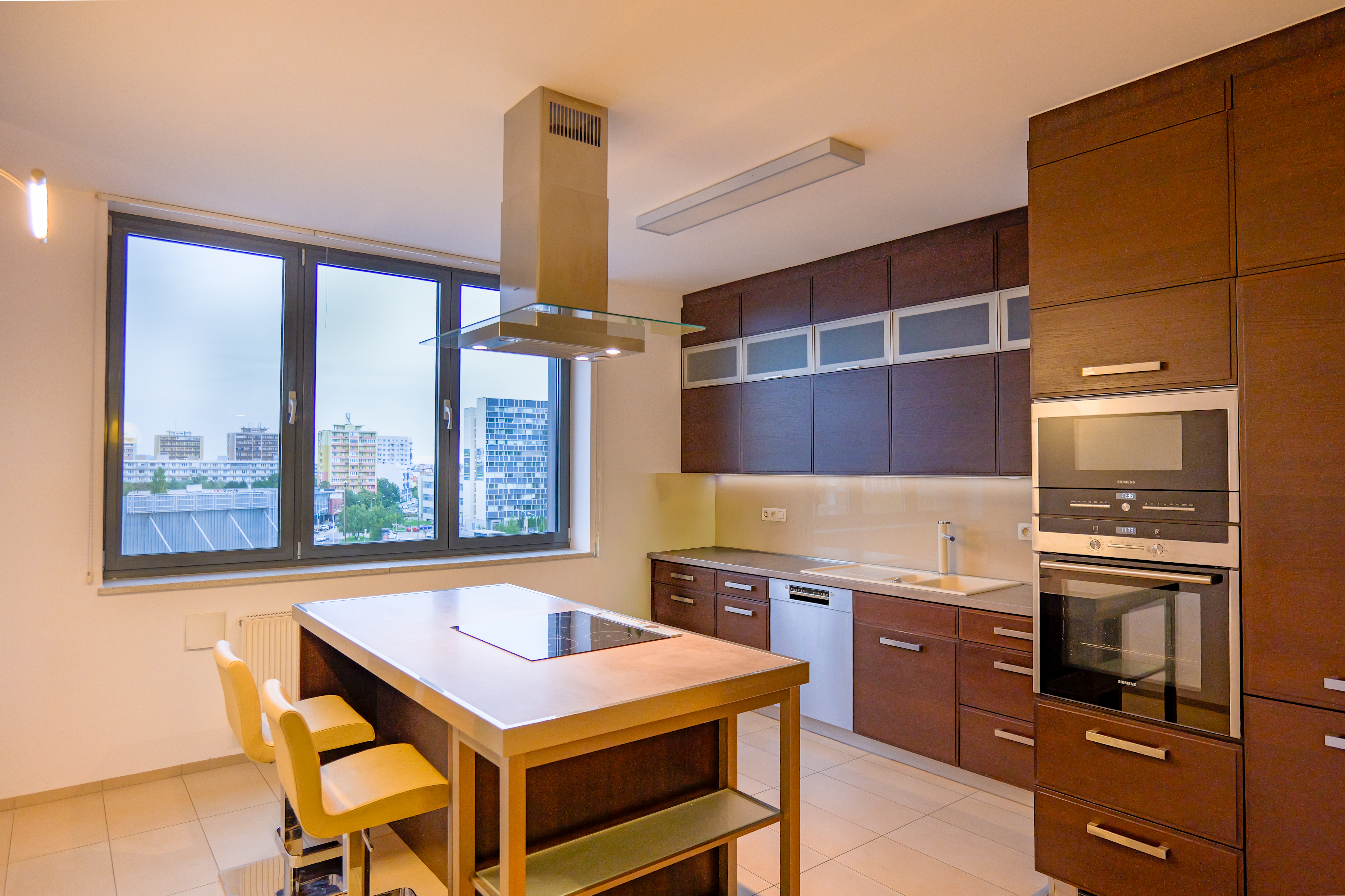 Štýlové bývanie v MANHATTANe! 4-izbový byt s dvomi loggiami a garážou. Len pár minút od centra.