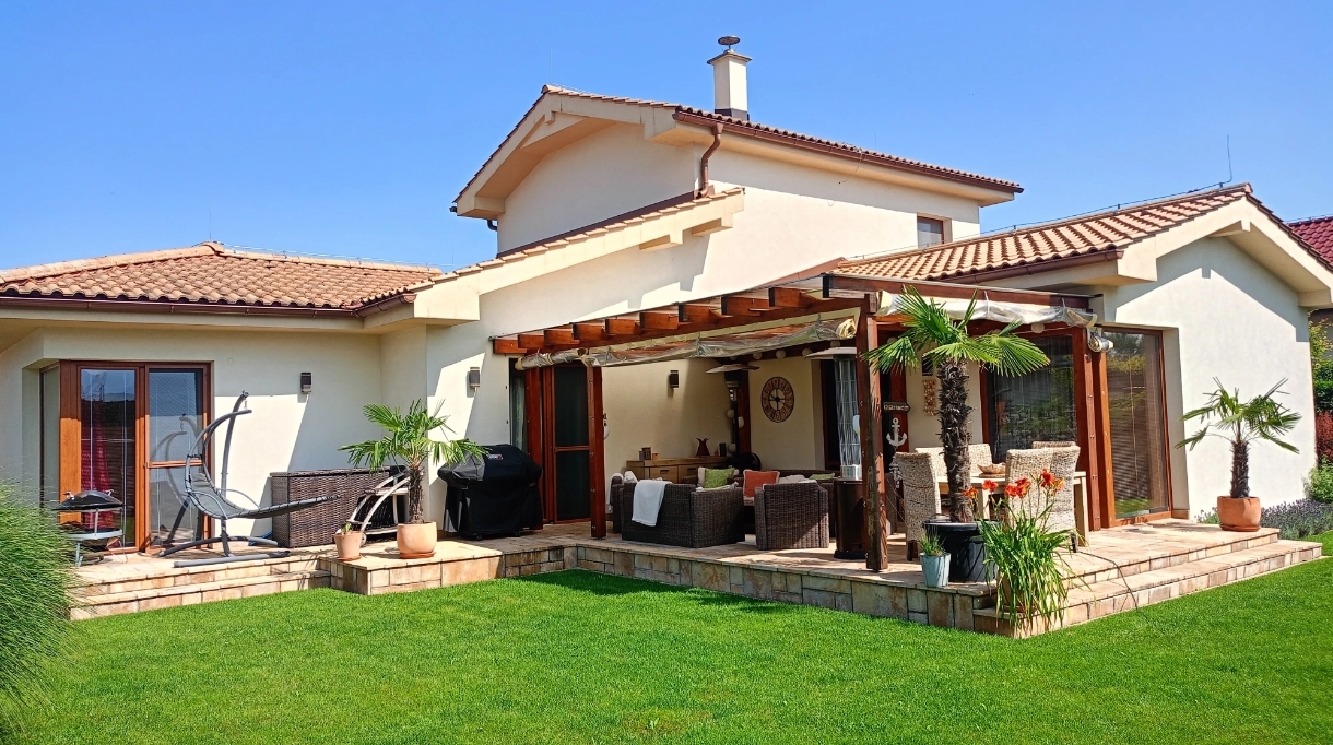 Predaj priestranného 4-izbového rodinného domu v stredomorskom štýle - Mojš pri Žiline