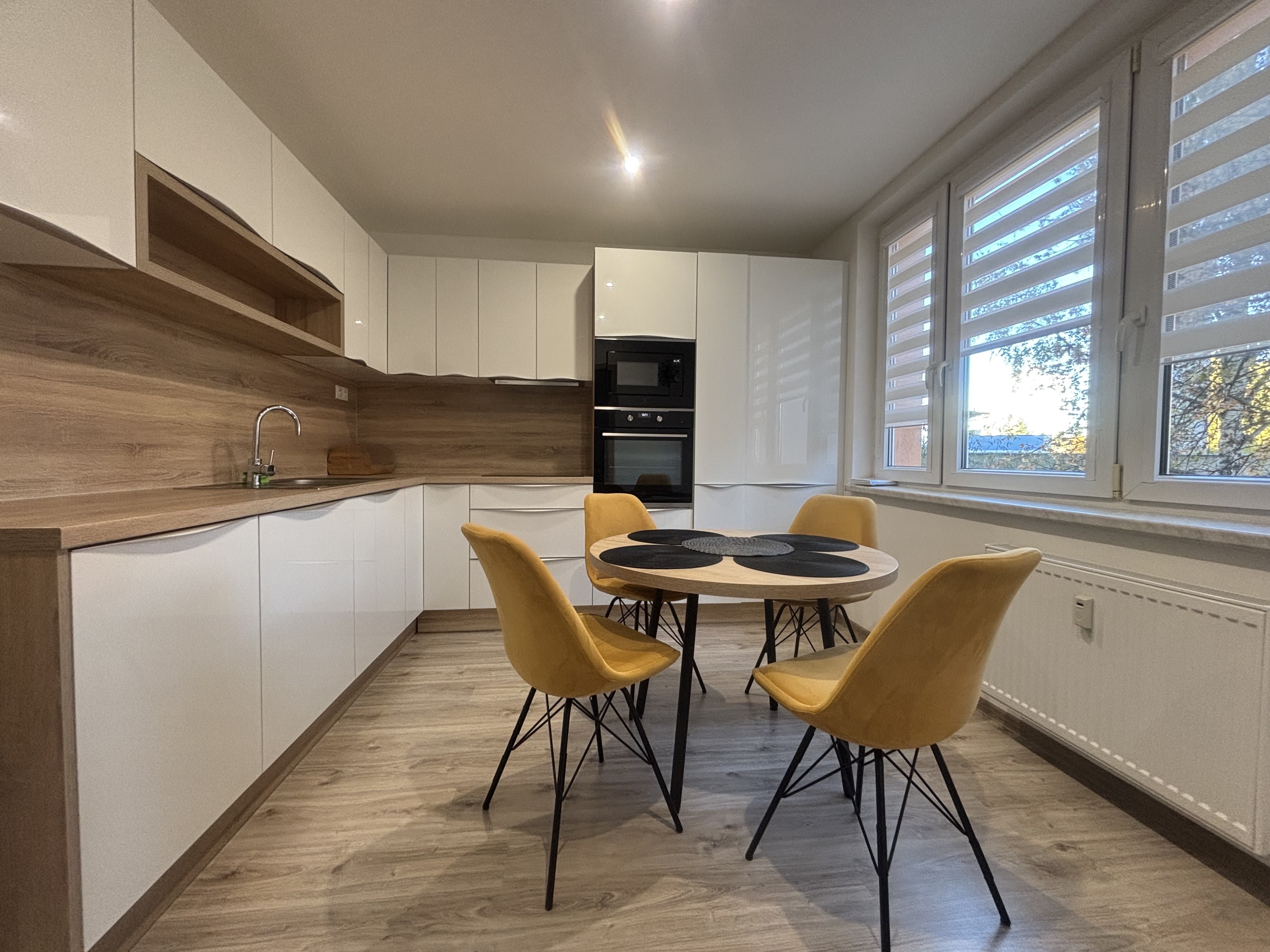 NA PRENÁJOM, KOMPLETNE ZARIADENÝ 2 I BYT S BALKÓNOM, POPRAD