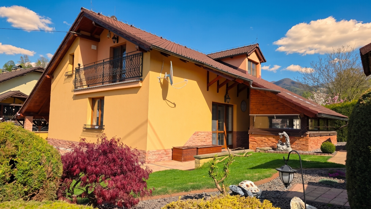 Zimná záhrada, 4 izby, kozub a Malá Fatra: veľký rodinný dom na prenájom, Krasňany pri Žiline, Cena: 1300€/mes s energ