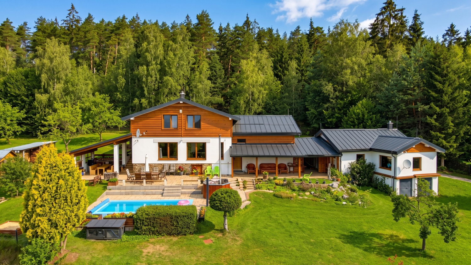 Areál pre pätnásť hostí v súkromí: chatový komplex s bazénom a výhľadmi, Kysuce - Olešná, Cena: 989.000€