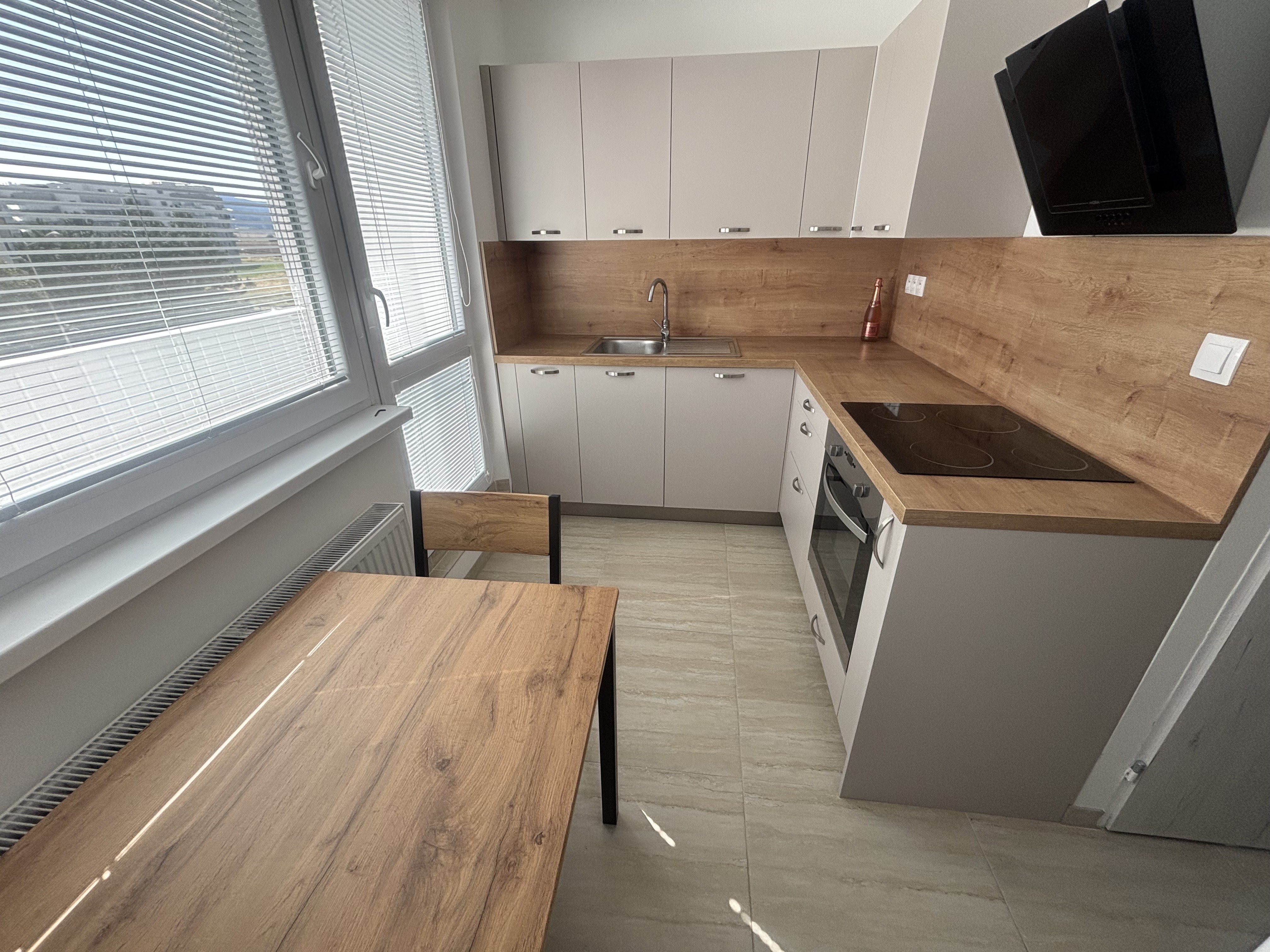 PREDAJ, KOMPLETNE PREROBENÝ 1-IZBOVÝ BYT S BALKÓNOM, 34 m2, POPRAD